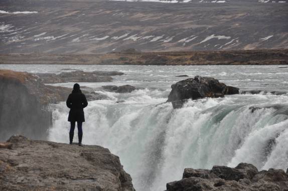 Admirando a força da cachoeira Godafoss, região de Akureyri, maior cidade do norte da Islândia